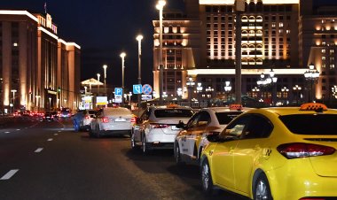 В Москве сервисы такси изменили цены на поездки после снегопада