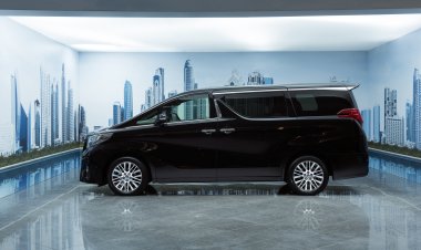 В Казахстане Toyota Alphard использовали для буксировки морского контейнера