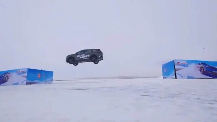 Changan CS75 Plus занесли в книгу рекордов после прыжка на 21 метр с рампы