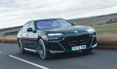 В Пекине покажут обновленный BMW i7 с огромной решеткой радиатора