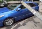На видео сняли автомобиль Kia, которая выдержала падение бетонного столба и не помялась