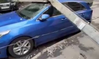 На видео сняли автомобиль Kia, которая выдержала падение бетонного столба и не помялась