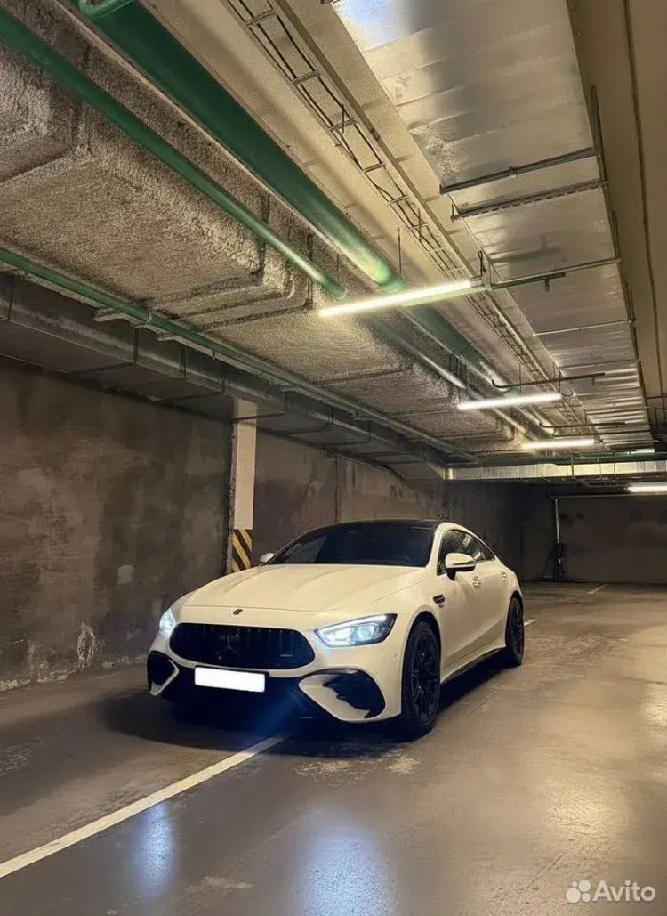 В Москве владелец Mercedes-AMG предложил прокатить детей, подвергавшихся буллингу