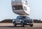 Toyota повторила легендарный трюк Top Gear, сбросив автодом на пикап Hilux