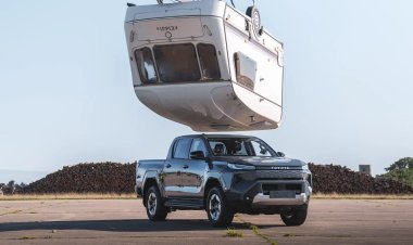 Toyota повторила легендарный трюк Top Gear, сбросив автодом на пикап Hilux