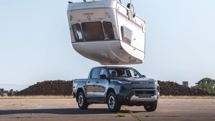 Toyota повторила легендарный трюк Top Gear, сбросив автодом на пикап Hilux